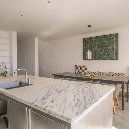 Unique Townhouse ~ Private Pool ~ Rooftop Terrace 펜션 Senhora da Luz